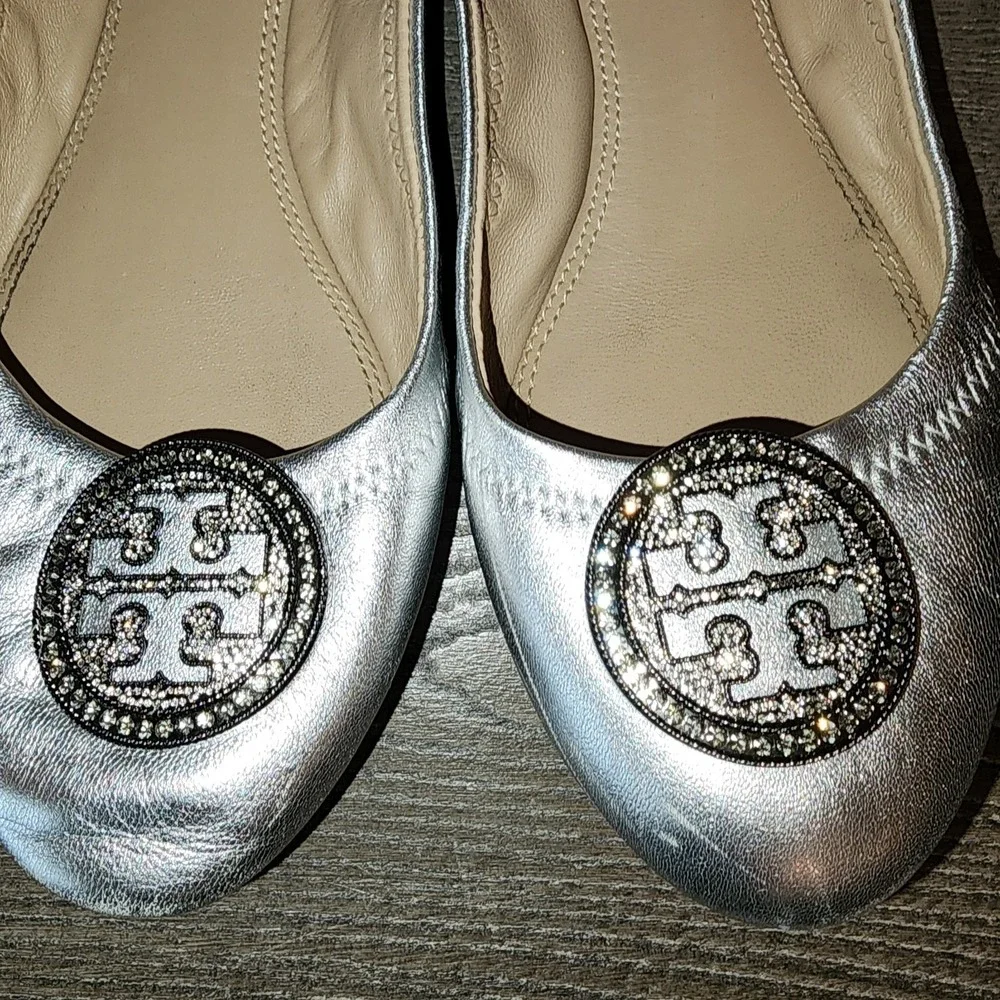 Tory Burch Liana Rhinestone Logo Silver Metallic Leather Ballet Flats Size 8.5